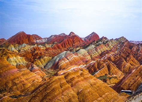  Il Danxia Geopark: Un Sogno Surrealista di Colorazioni e Forme!