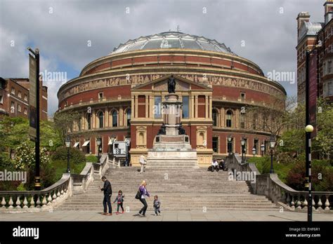 Il Royal Albert Hall: Un capolavoro vittoriano di architettura e acustica impeccabile!